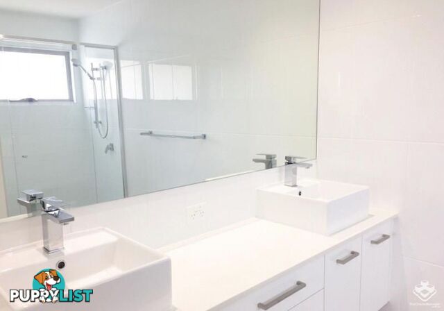 10/2 Waters Close Hope Island QLD 4212