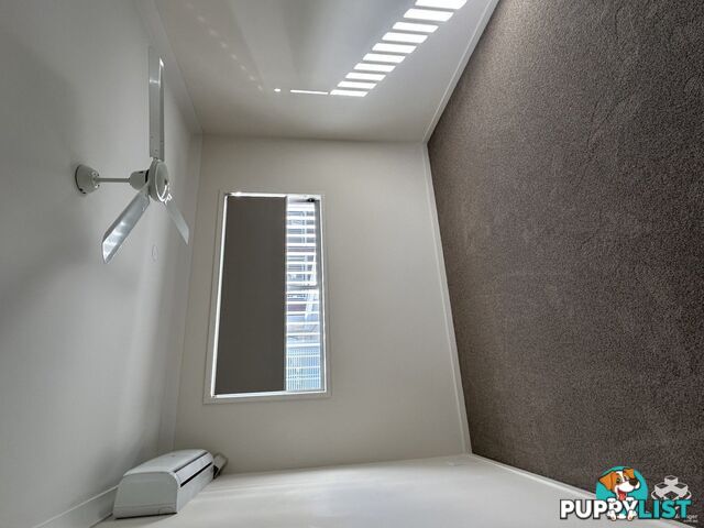 10/2 Waters Close Hope Island QLD 4212