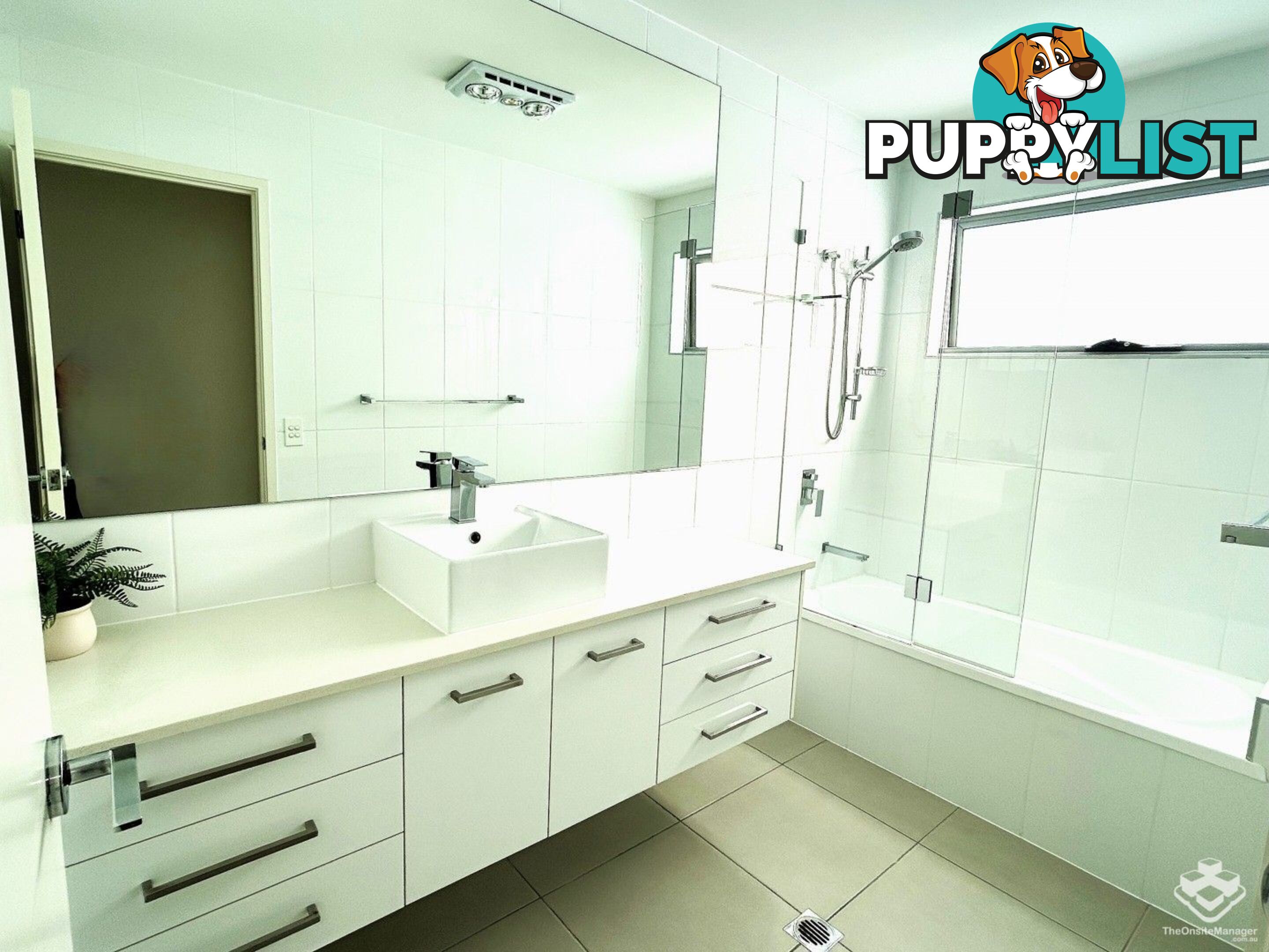 10/2 Waters Close Hope Island QLD 4212