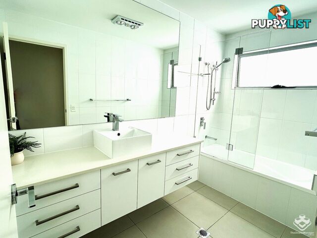 10/2 Waters Close Hope Island QLD 4212