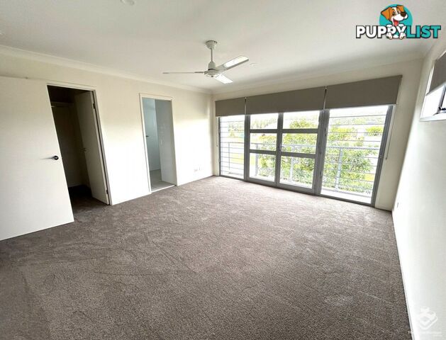 10/2 Waters Close Hope Island QLD 4212