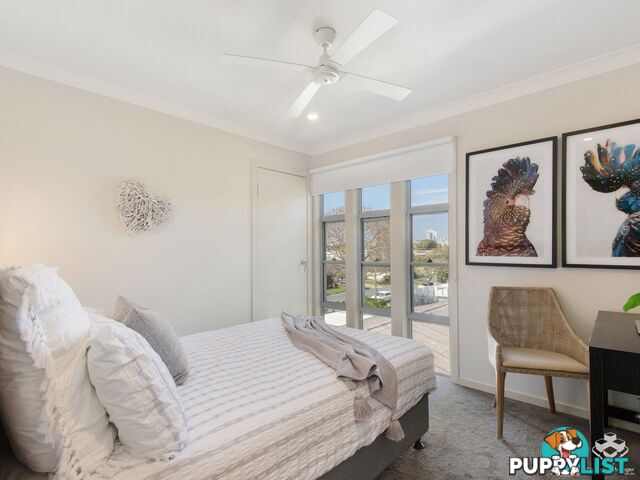 1/10 Middle Street Labrador QLD 4215