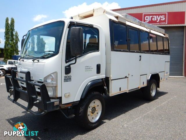 2011 Isuzu NPS300 4 x 4 Tour Bus