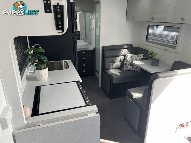 On The Move Caravans Traxx Series 3 17'6'' Centre Door