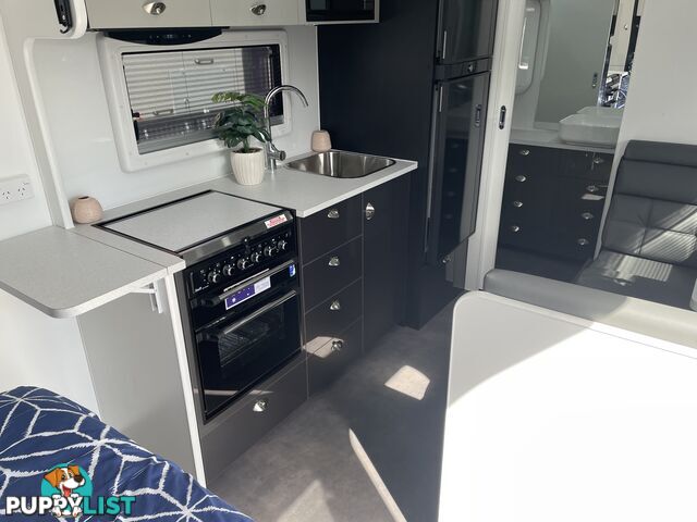 On The Move Caravans Traxx Series 3 17'6'' Centre Door