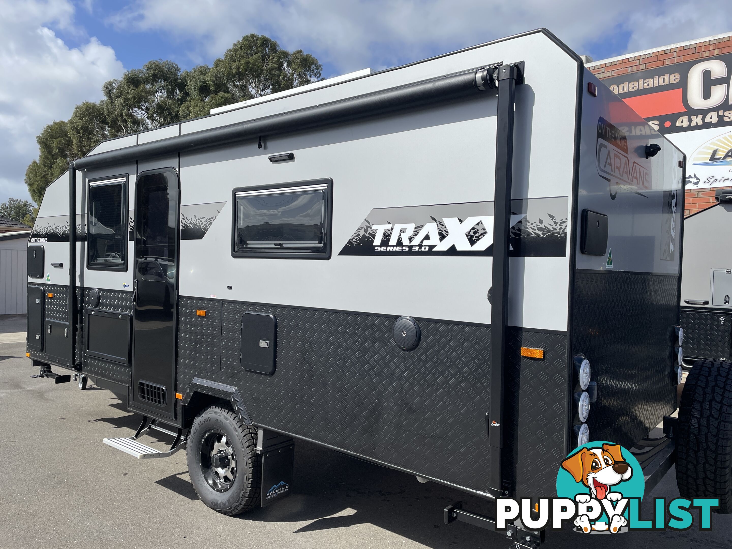 On The Move Caravans Traxx Series 3 17'6'' Centre Door