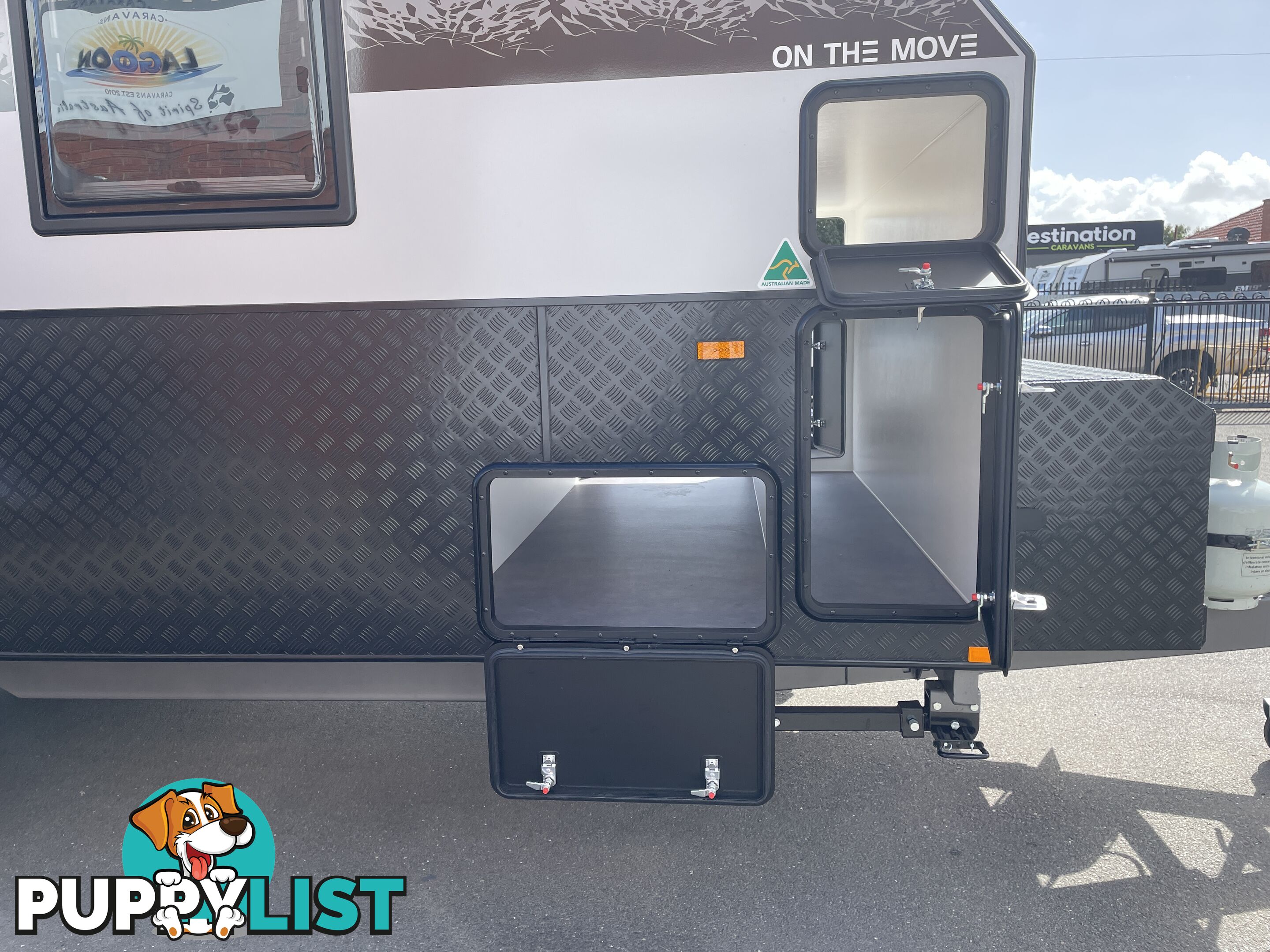 On The Move Caravans Traxx Series 3 17'6'' Centre Door