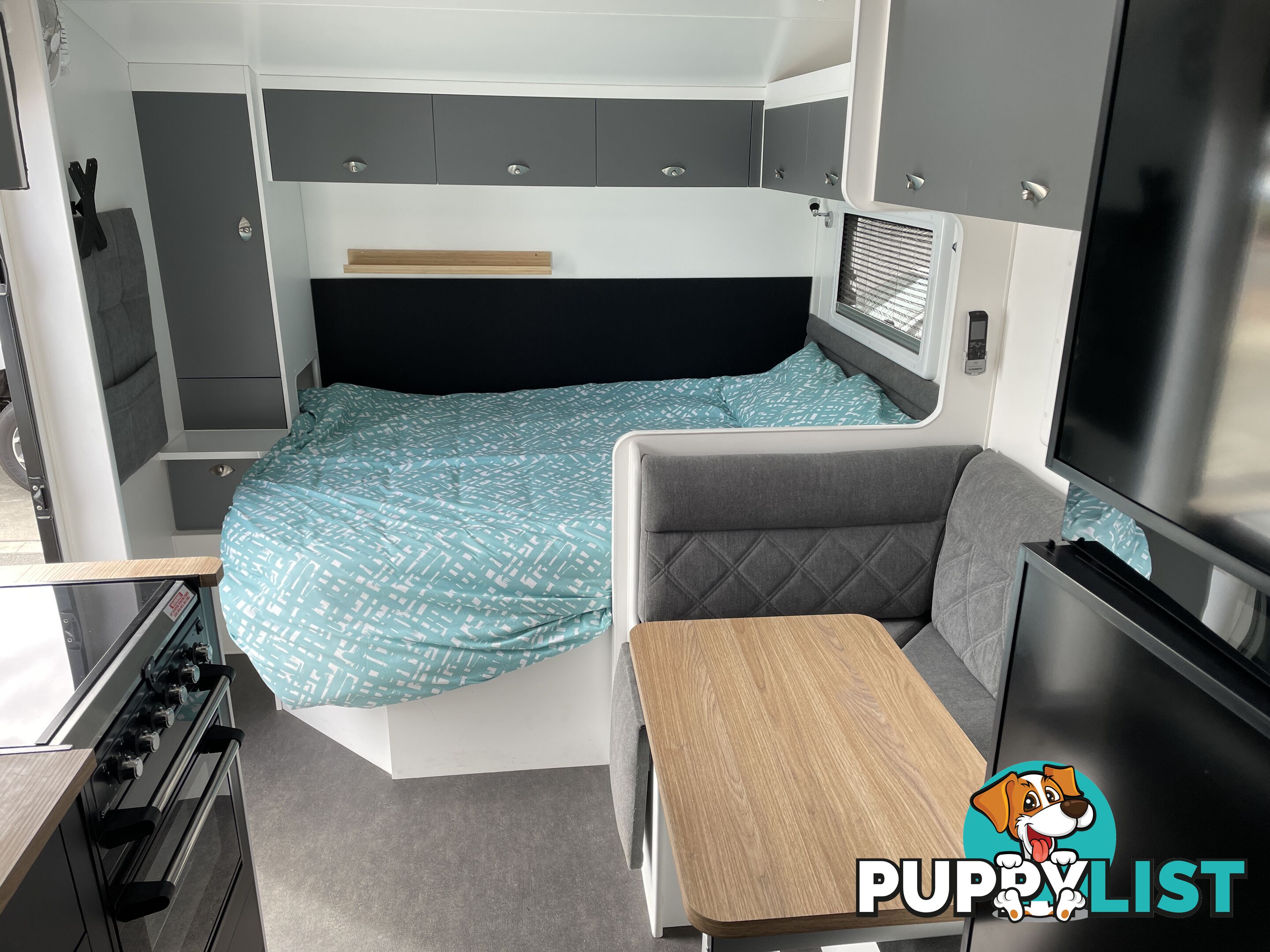 On The Move Caravans 18'6'' Family Wide Bunk