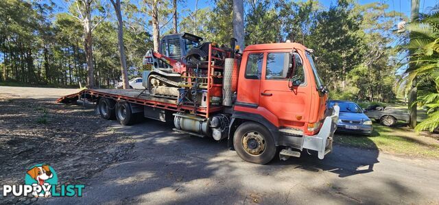 2022 5.5T Hitachi exc, attachments, 75HP TL8 positrak on a Nissan UD flatbed with hydraulic ramps