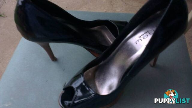 WOMEN BLACK SHINY SHOES size 9