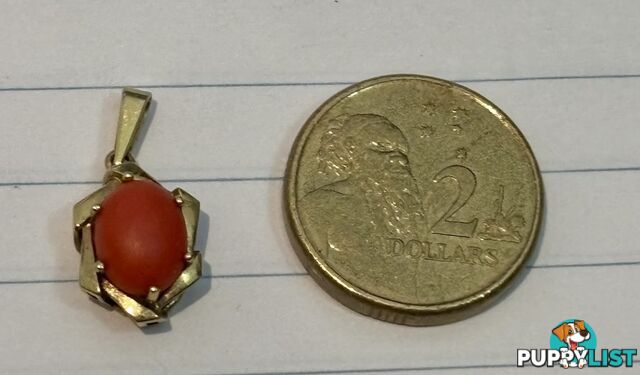 Genuine 1960 vintage 9 ct hallmarked yellow gold red or blood coral pendant, ex cond. Made in Italy.