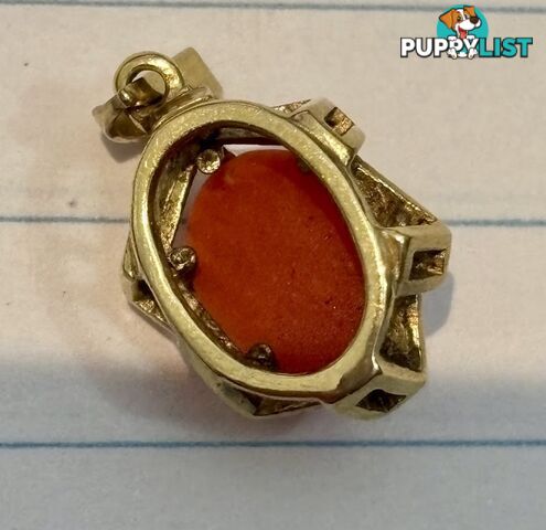 Genuine 1960 vintage 9 ct hallmarked yellow gold red or blood coral pendant, ex cond. Made in Italy.