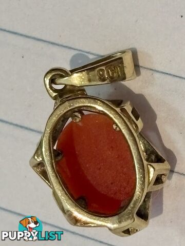 Genuine 1960 vintage 9 ct hallmarked yellow gold red or blood coral pendant, ex cond. Made in Italy.