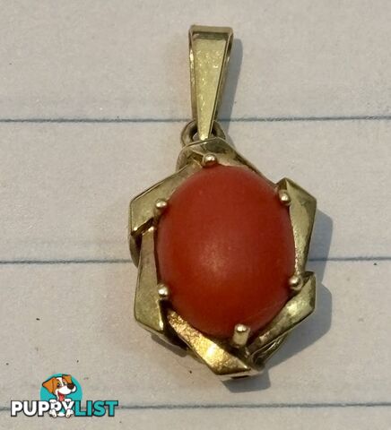 Genuine 1960 vintage 9 ct hallmarked yellow gold red or blood coral pendant, ex cond. Made in Italy.