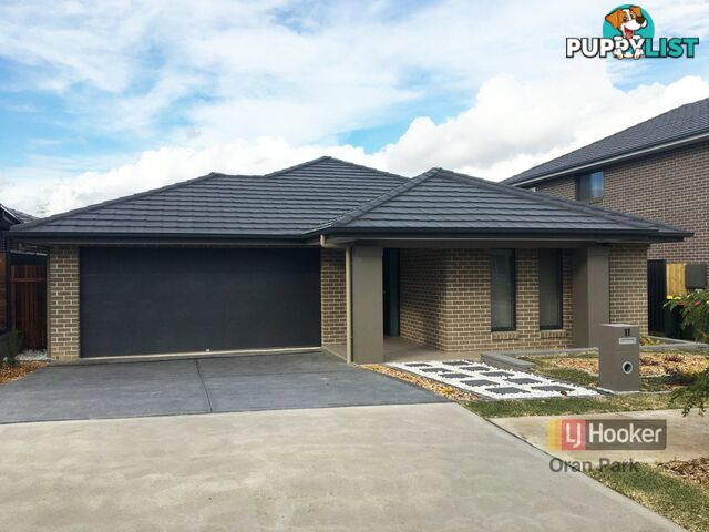 11 Hinton Loop ORAN PARK NSW 2570