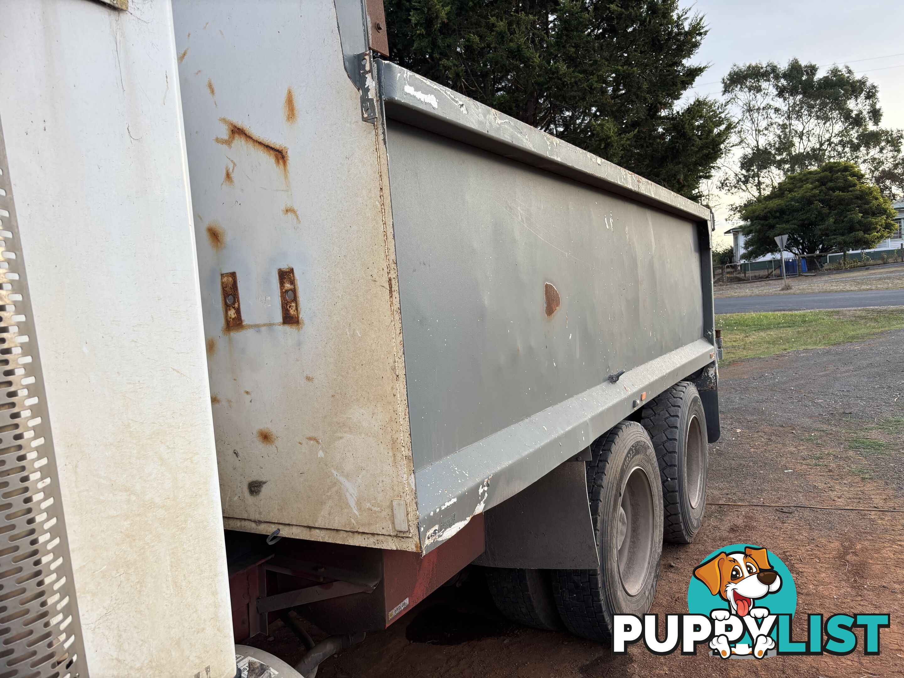 Truck tipper body