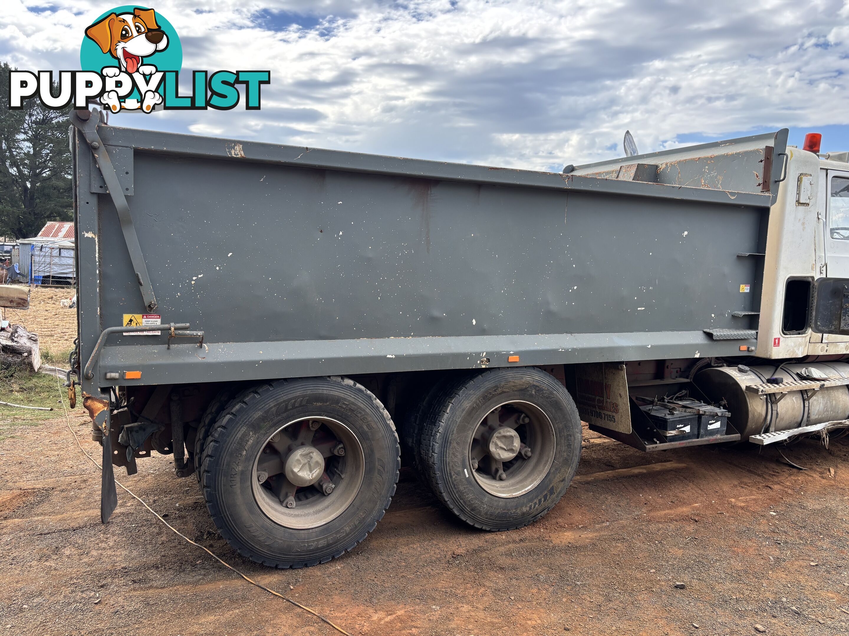 Tipper body subframe and hoist