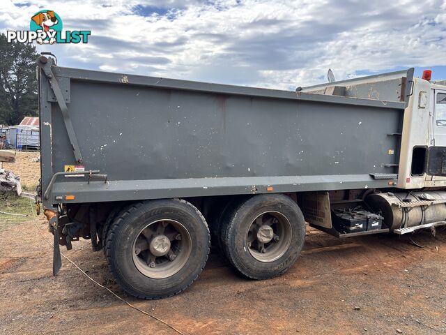 Tipper body subframe and hoist