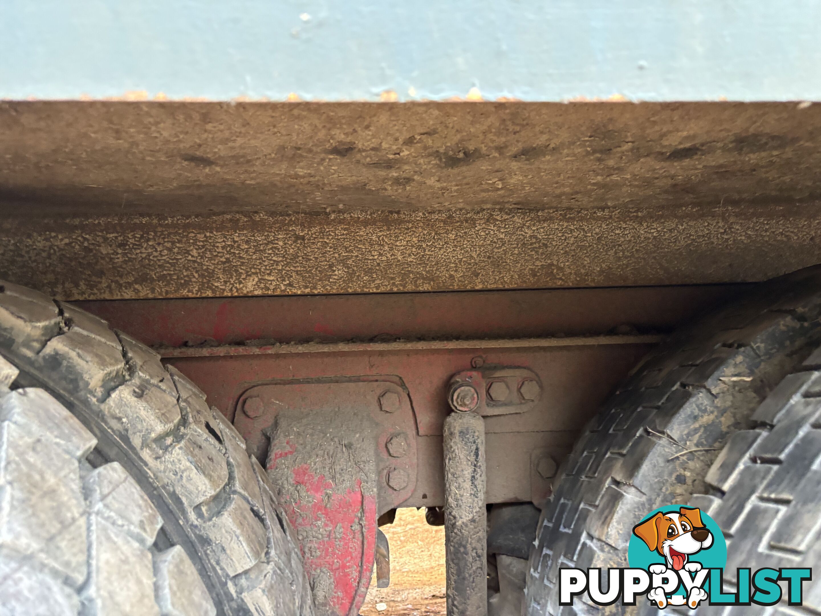 Tipper body subframe and hoist