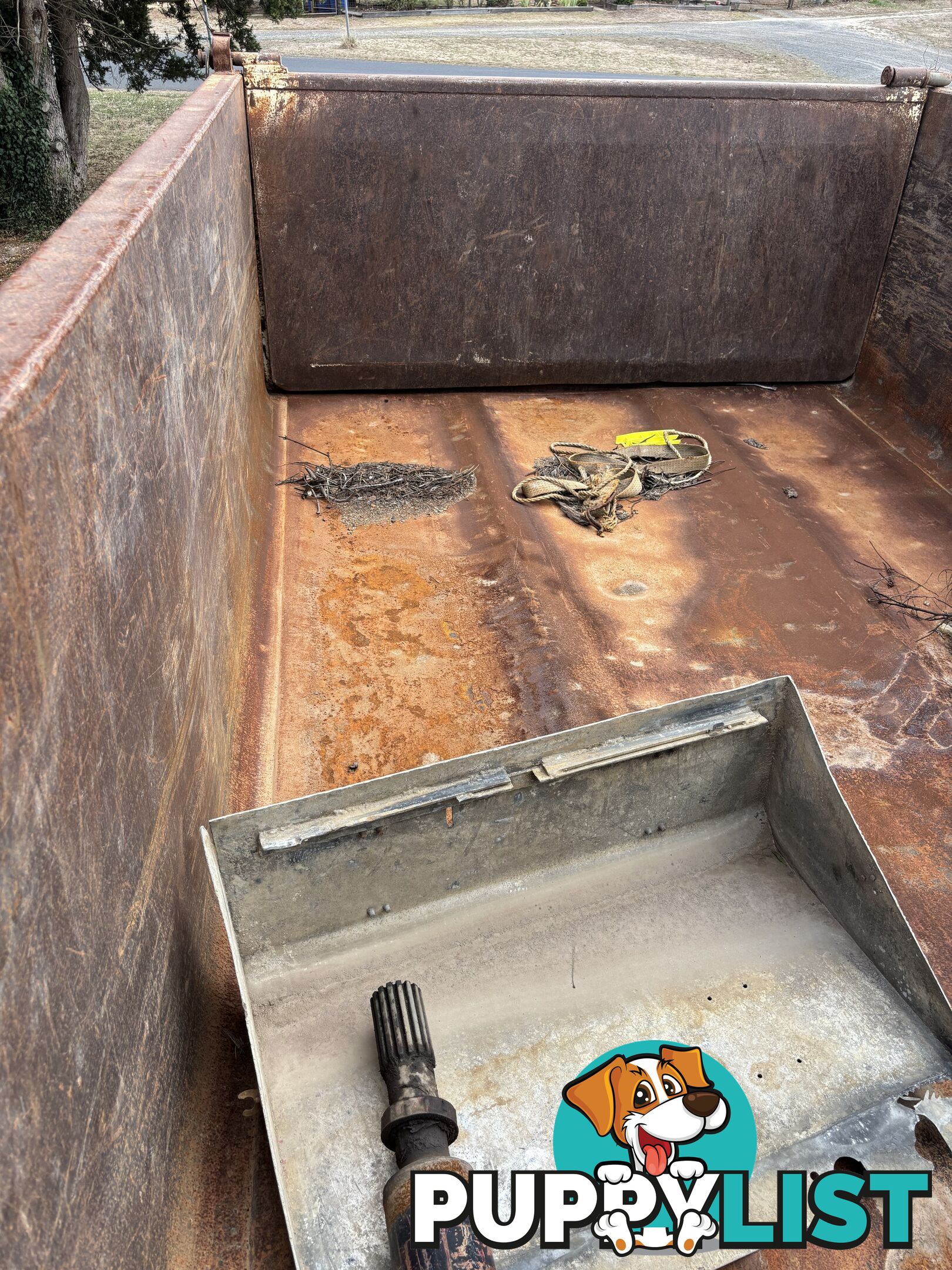 Tipper body subframe and hoist