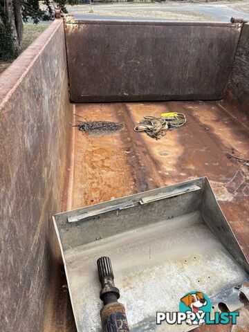 Tipper body subframe and hoist