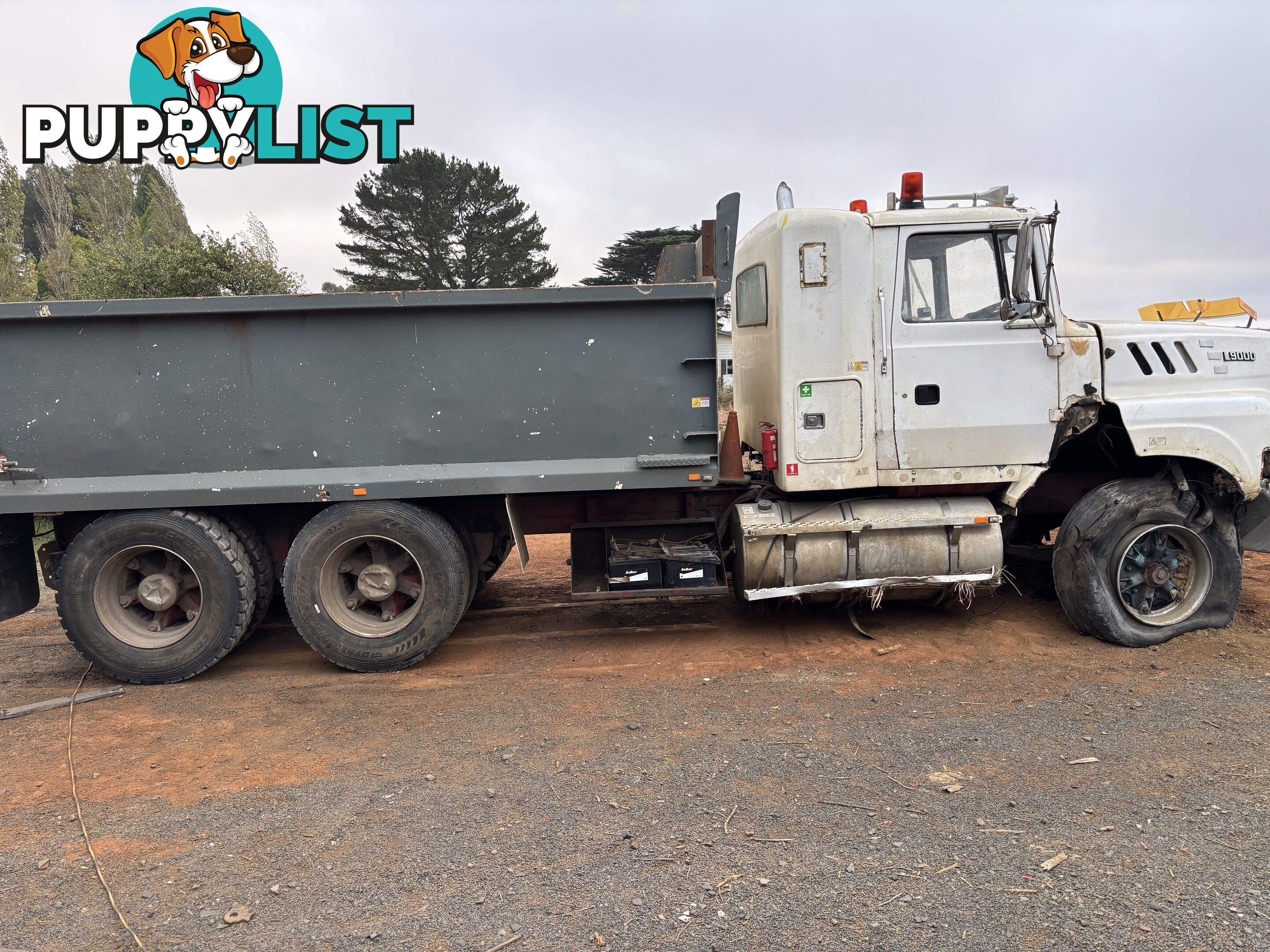 Tipper body subframe and hoist