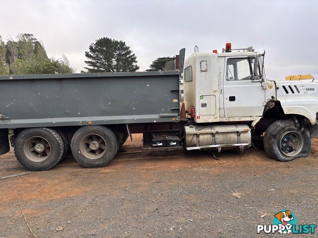 Tipper body subframe and hoist