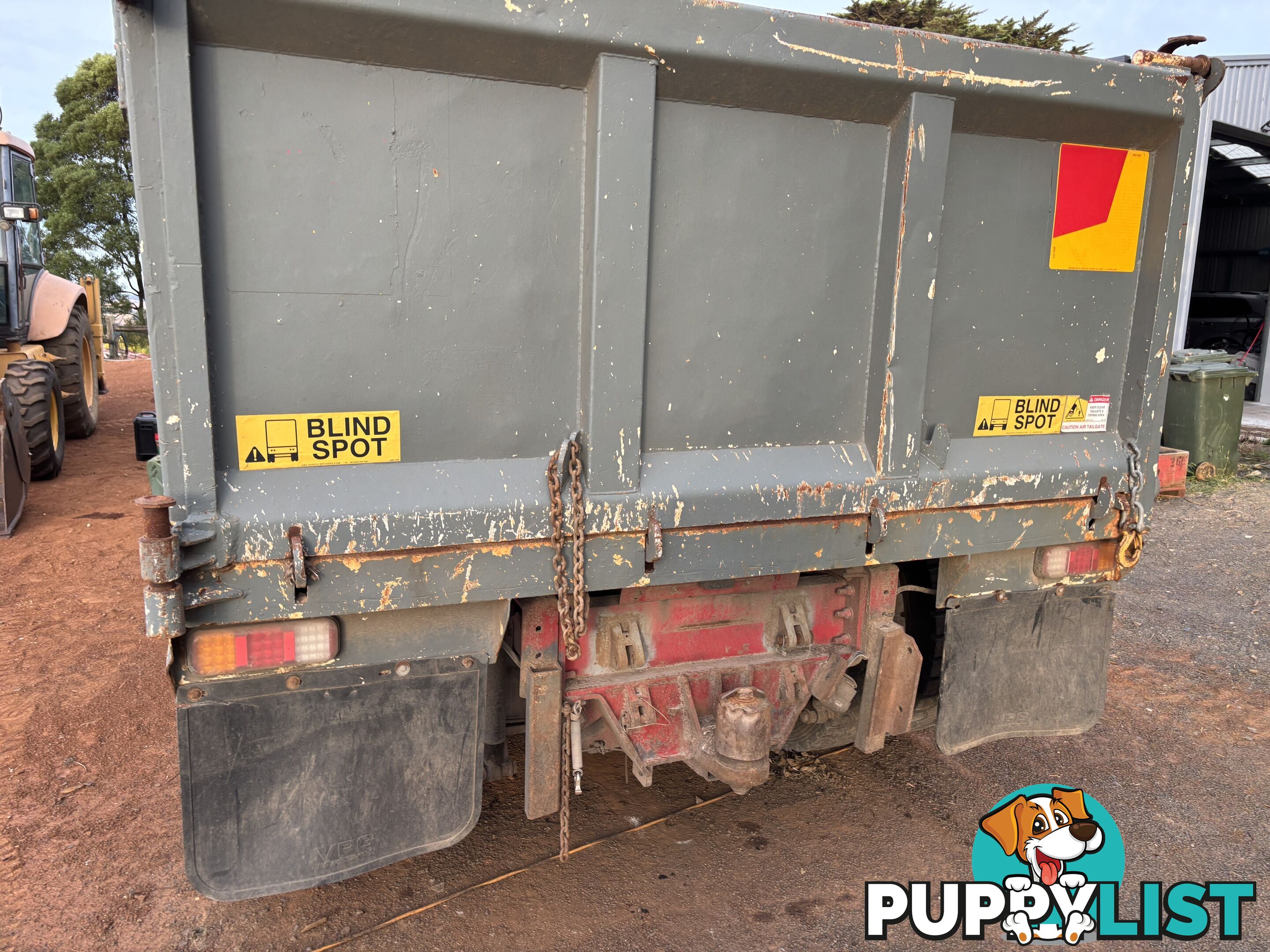 Tipper body subframe and hoist
