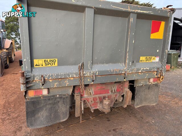 Tipper body subframe and hoist