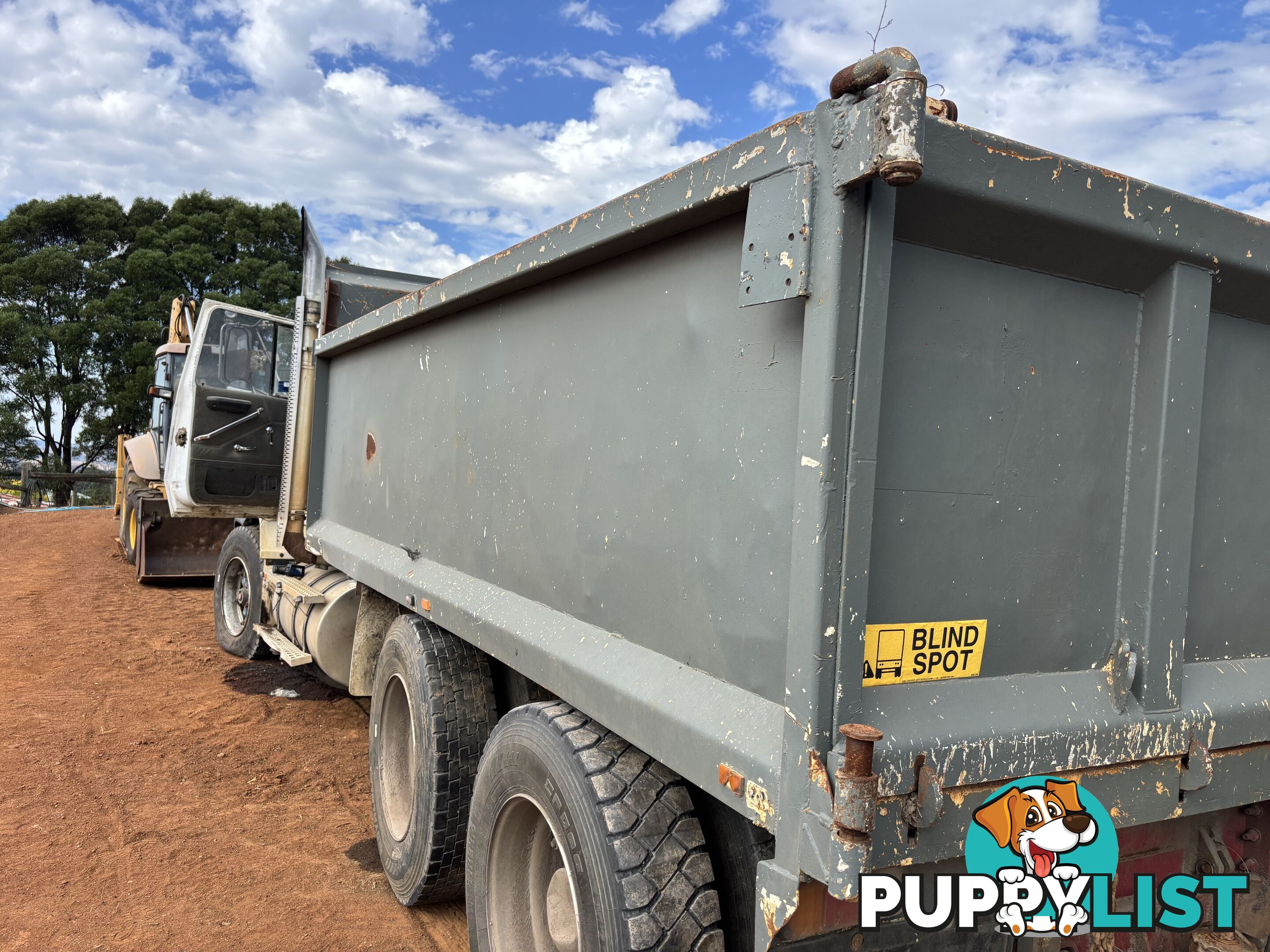 Tipper body subframe and hoist
