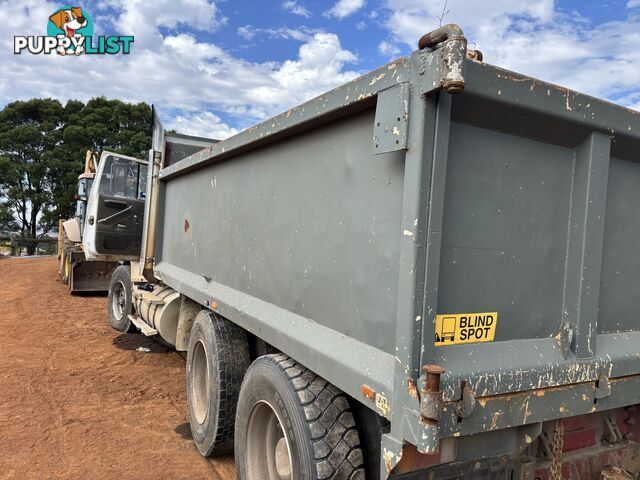 Tipper body subframe and hoist