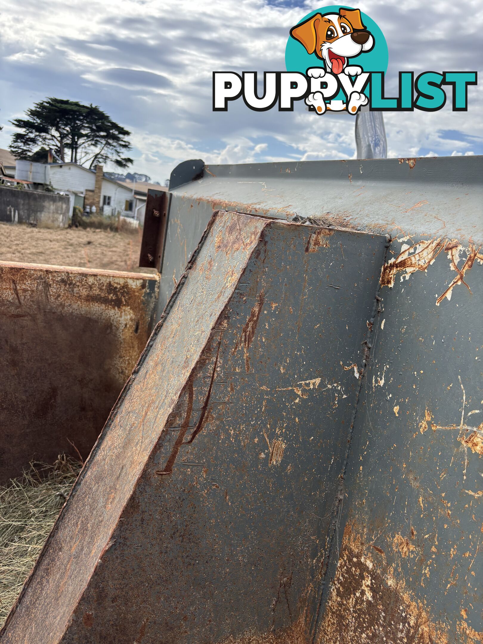 Tipper body subframe and hoist