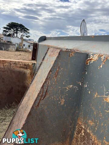 Tipper body subframe and hoist