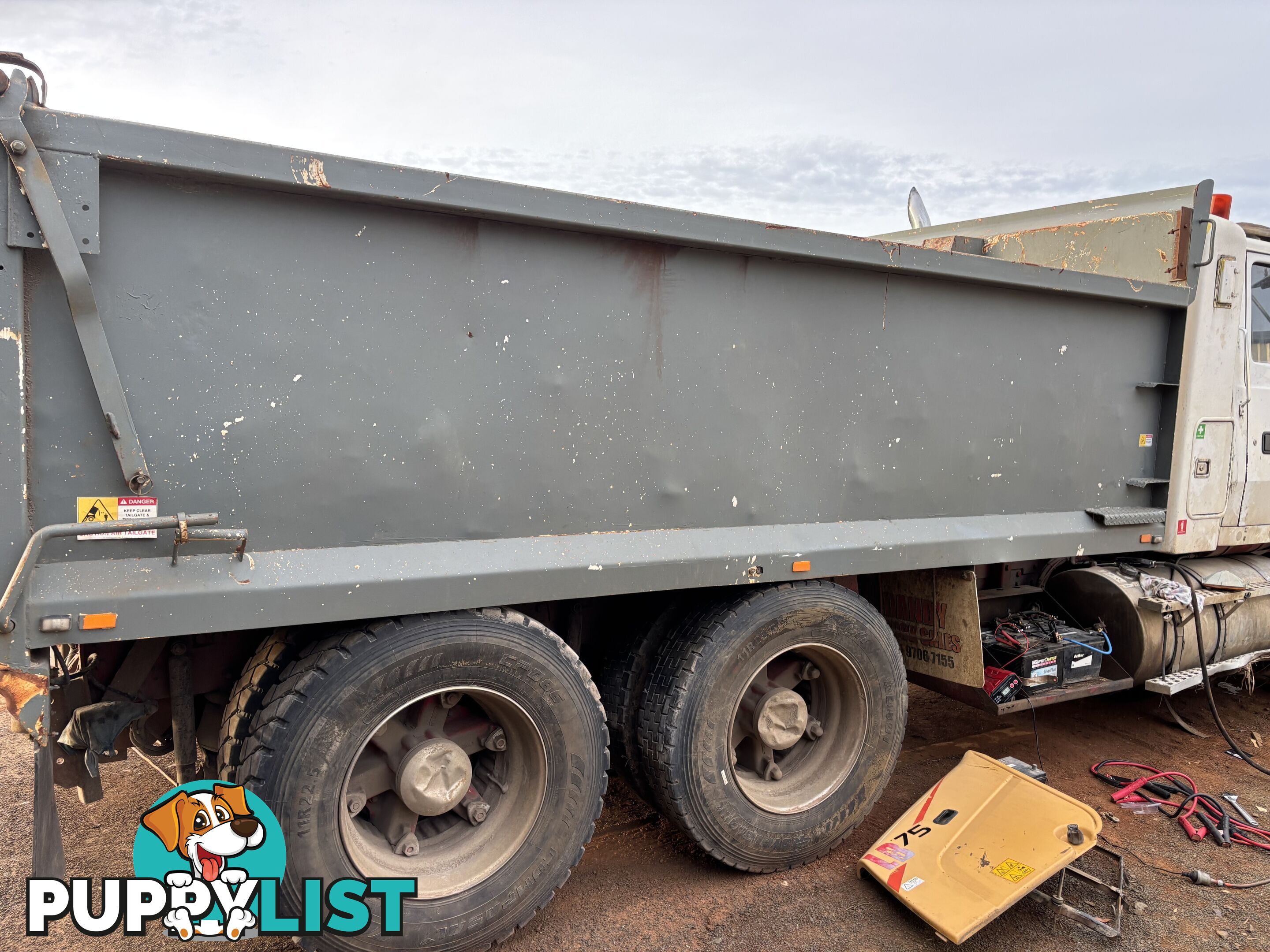 Tipper body subframe and hoist