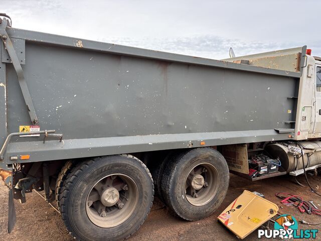 Tipper body subframe and hoist