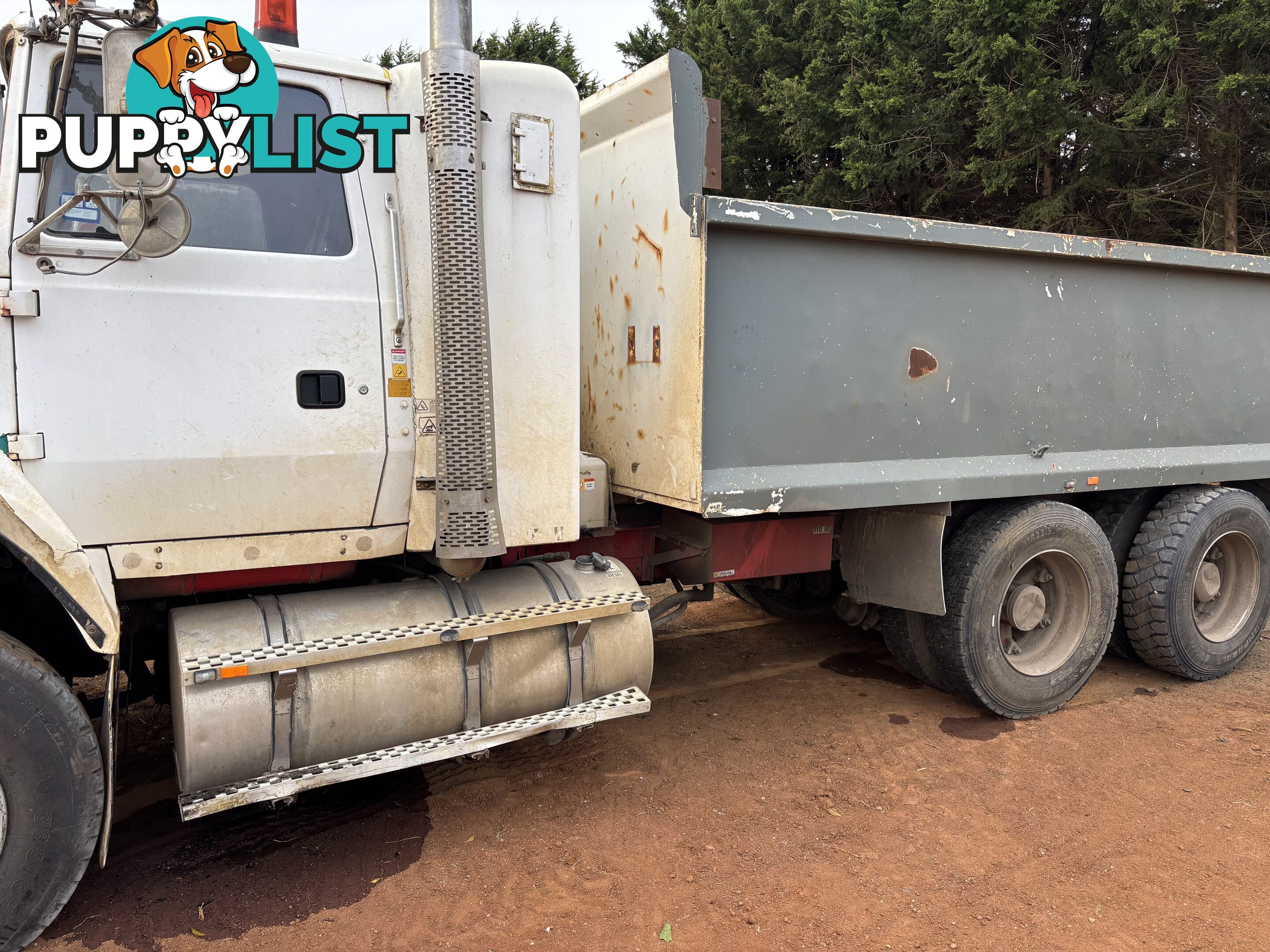 Tipper body subframe and hoist