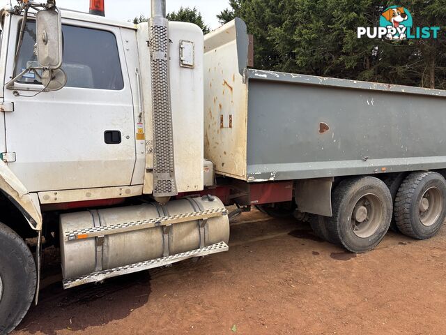 Tipper body subframe and hoist