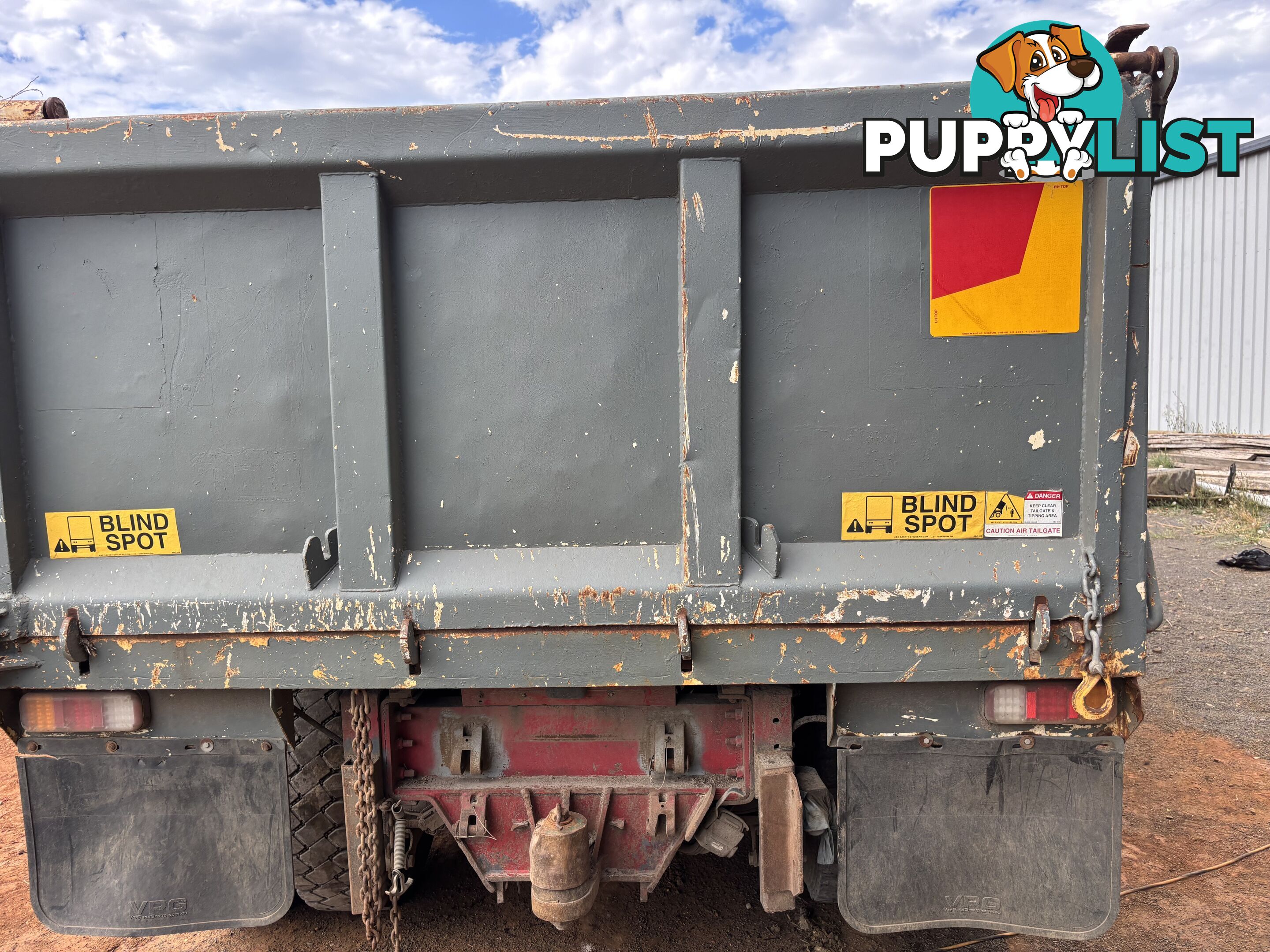 Tipper body subframe and hoist