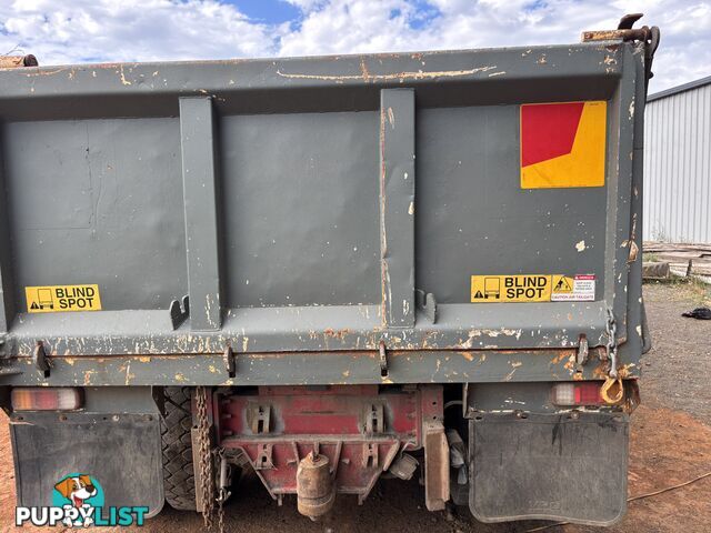 Tipper body subframe and hoist
