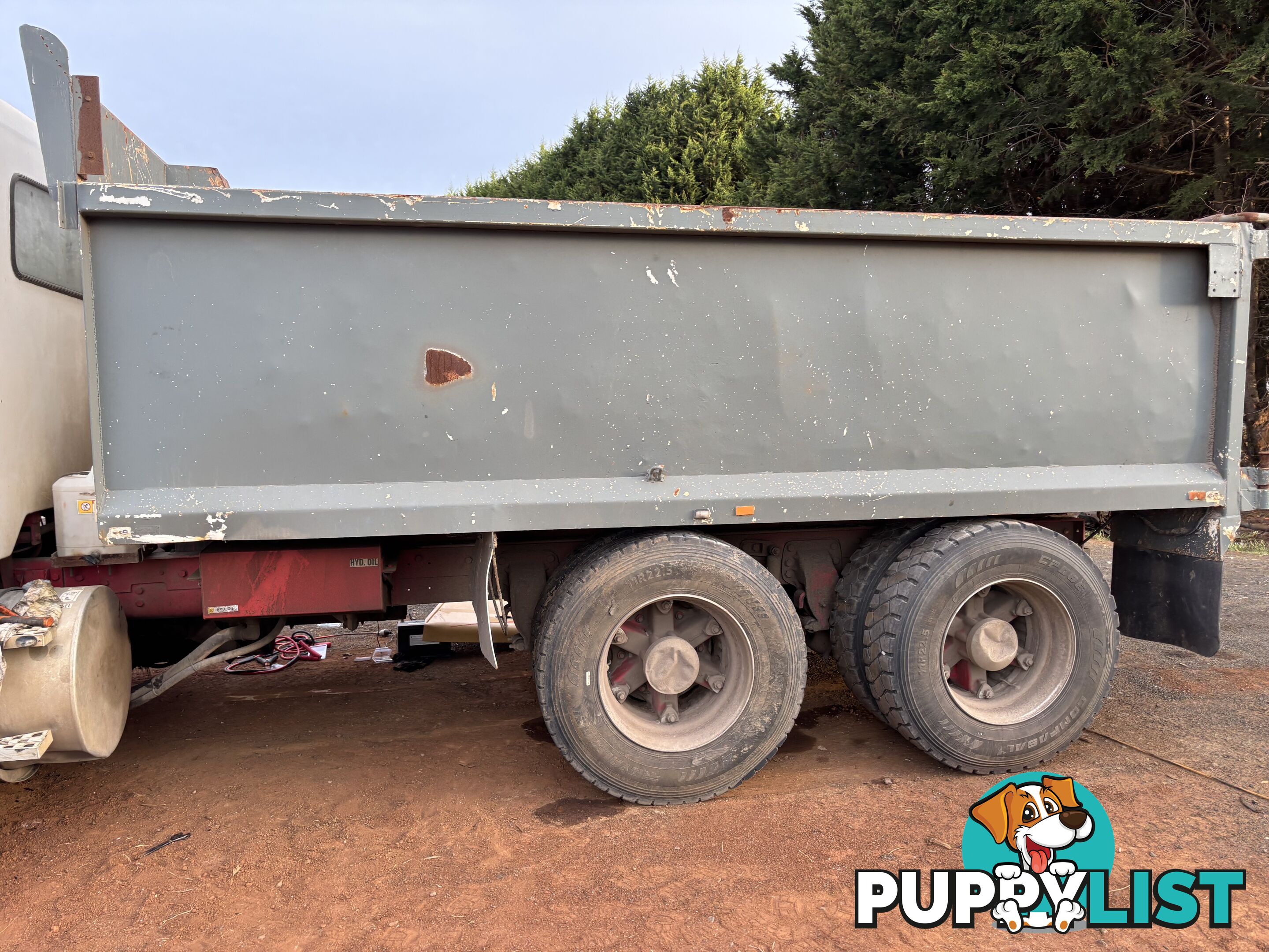 Tipper body subframe and hoist