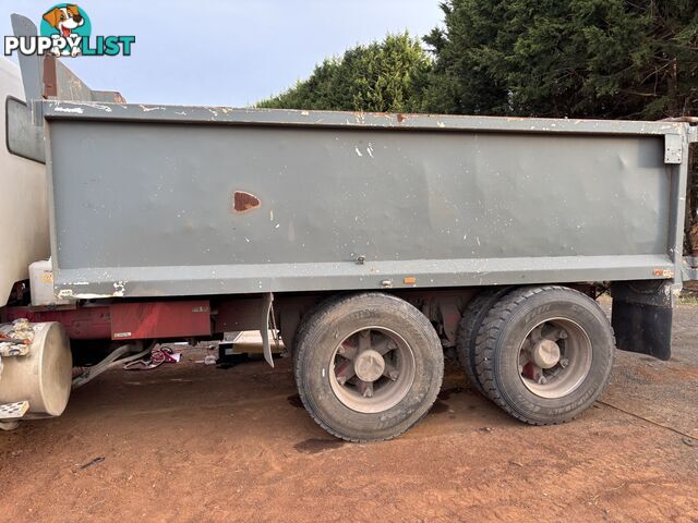 Tipper body subframe and hoist