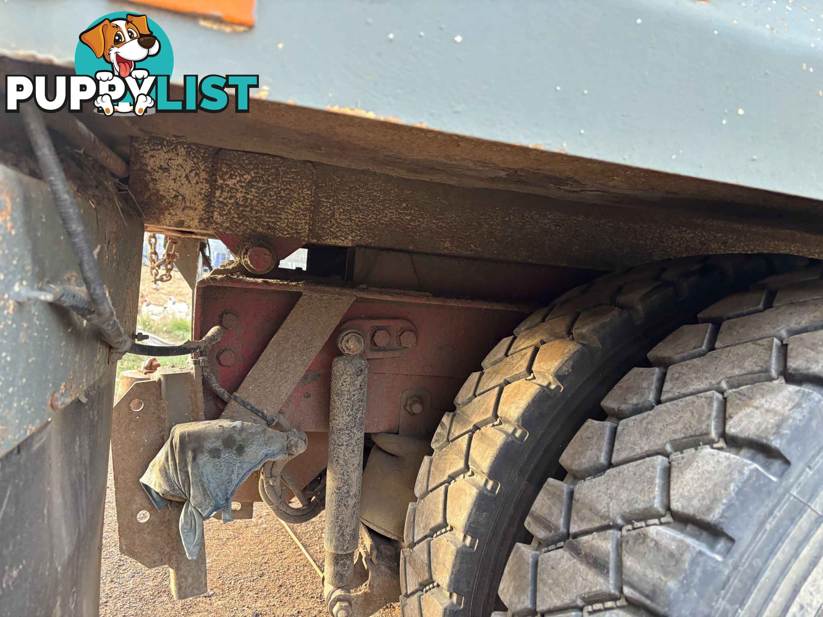 Tipper body subframe and hoist