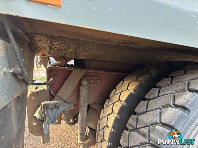 Tipper body subframe and hoist