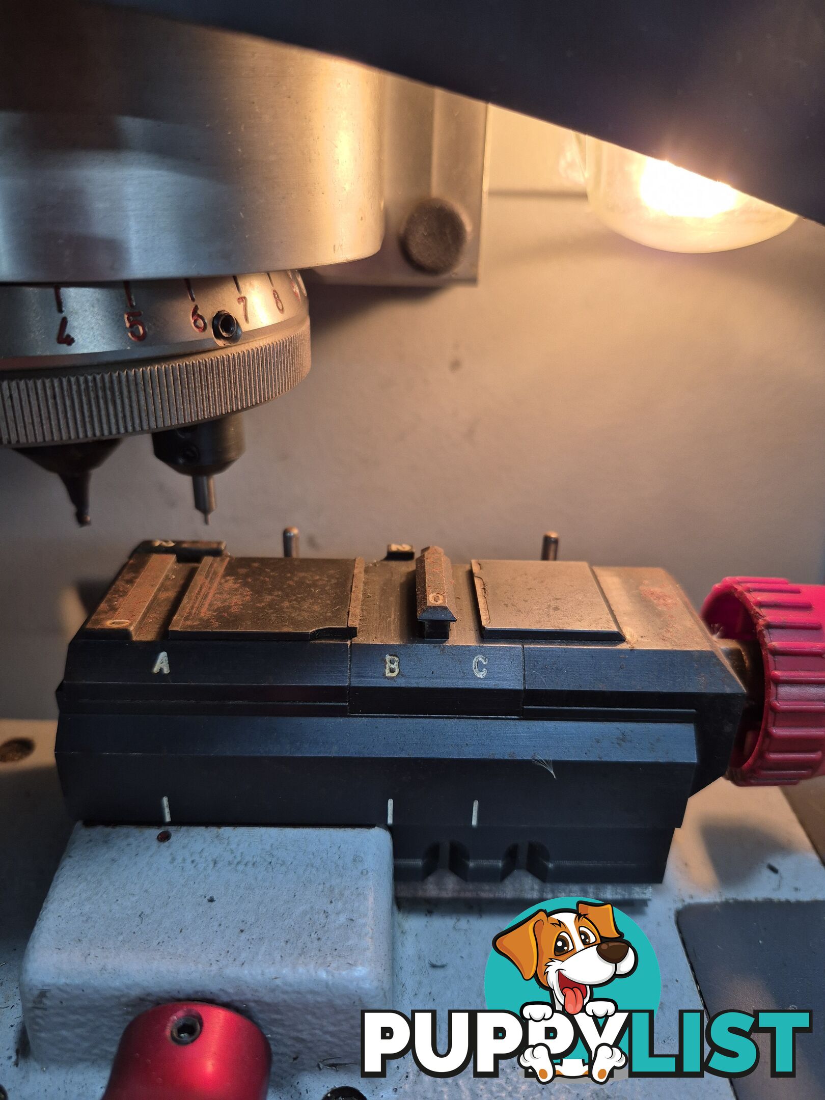 Silica viper key cutting machine