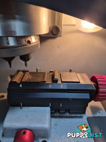 Silica viper key cutting machine