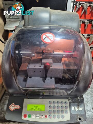 Silica viper key cutting machine