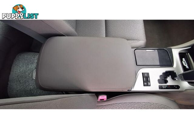 2010 TOYOTA CROWN   SEDAN