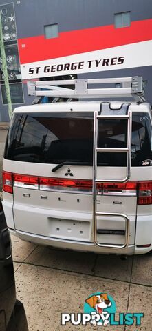 2010 MITSUBISHI DELICA D:5  -