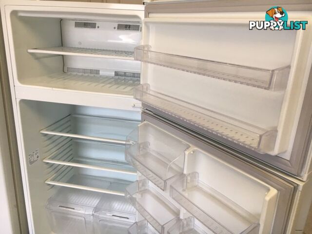 520l Kelvinator fridge freezer