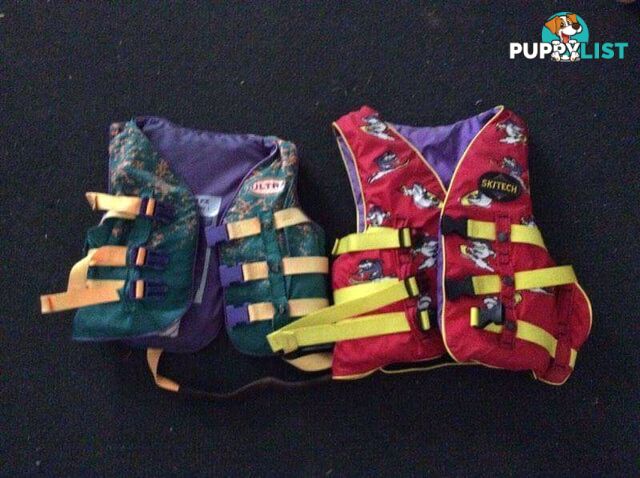 2 kids life jackets good condition cheap